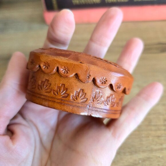Leather hand carved small box/container/trinket box with lid. - Picture 7 of 7